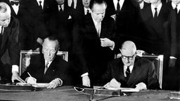 SW: Der französische Staatspräsident Charles de Gaulle und der deutsche Bundeskanzler Konrad Adenauer unterschreiben 1963 im Elysee-Palast den deutsch-französischen Freundschaftsvertrag.