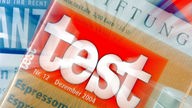 Verwackeltes Foto zeigt Schrift 'test' auf Zeitschrift.