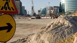 Sandhügel auf Baustelle in Dubai.