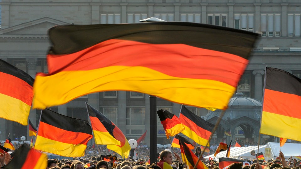 Deutschlandfahnen bei einer Kundgebung.