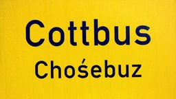 Ortseingangsschild in deutscher und sorbischer Sprache mit der Aufschrift "Cottbus Chosebuz"