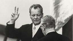 Schwarz-weiß Aufnahme von Willy Brandt im Bundestag.