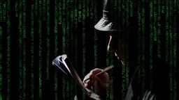 Ein geheimnisvoller Mann mit Hut macht Notizen. Eine Reihe von neongrünen Computerdaten flimmert durch das Bild.