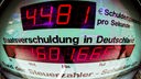Schuldenuhr am Haus des Steuerzahlerbundes in Berlin. Aufgenommen am 27.05.2010.