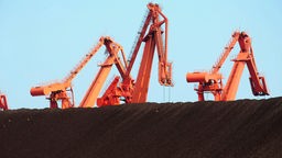 Eisenerzfördereranlage in China mit riesigen Kränen.