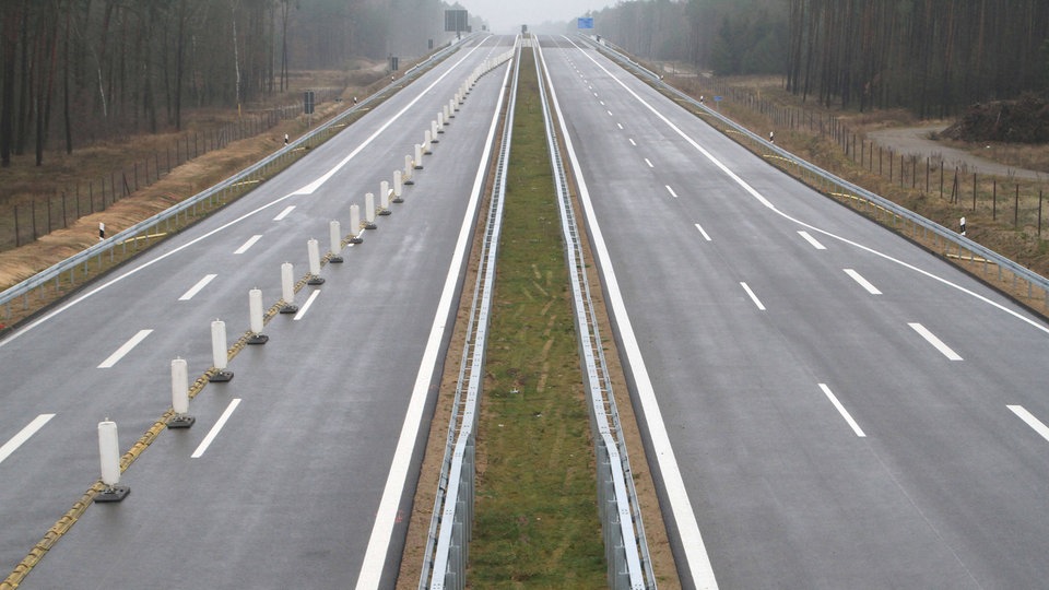 Leere Autobahnspuren.