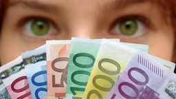 Euroscheine in Geldbündeln