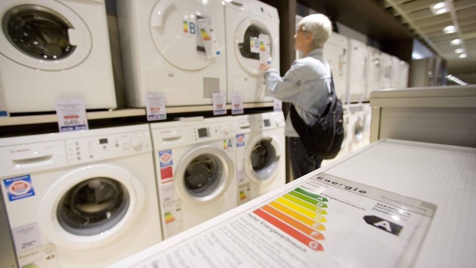 Waschmaschinen im Geschäft mit Energieeffizienzaufkleber.