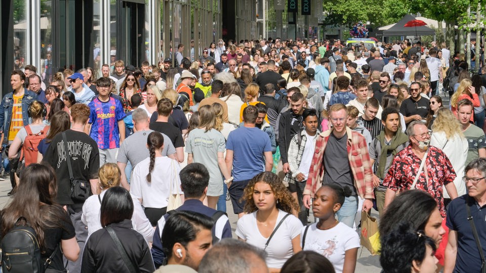 Menschenmenge auf der Einkaufsstraße Zeil in Frankfurt, 