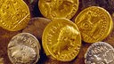 Goldene römische Münzen