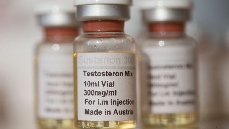 Medizinische Fläschchen mit Aufschrift 'Testosteron'.