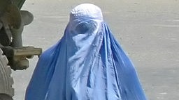 Frauen in Burkas gekleidet stehen hintereinander in einer Reihe