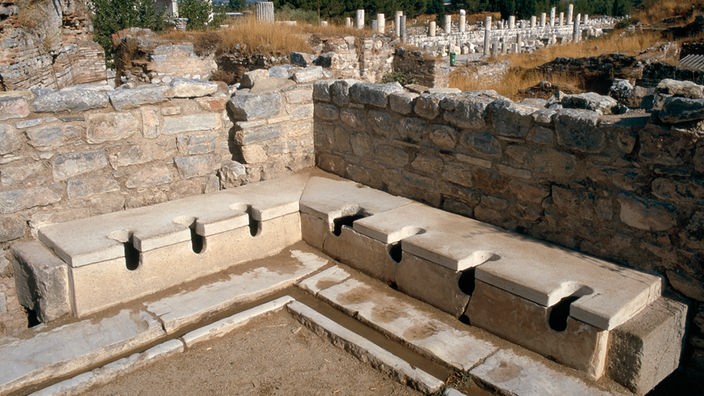 Römische Latrine auf einem Ausgrabungsgelände in der Türkei.