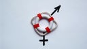 Ein Miniatur-Rettungsring bildet den Kreis des Symbols für "weiblich" und des Symbols für "männlich".