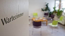 Wartezimmer in einer Arztpraxis. | Bildquelle: dpa/ Daniel Karmann Wartezimmer in einer Arztpraxis.