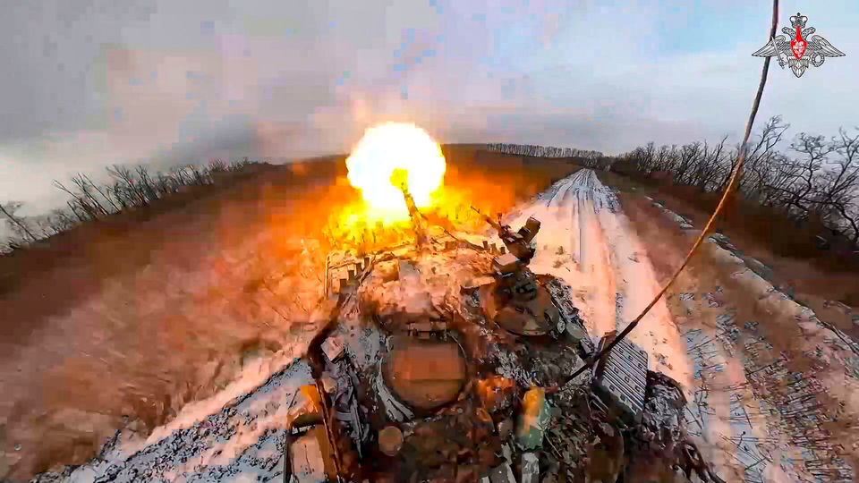 Russischer Panzer feuert.