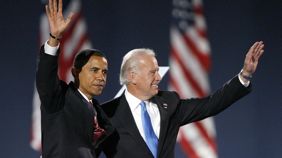 Ex-Präsident Barack Obama und Präsident Joe Biden nebeneinander. Beide winken.