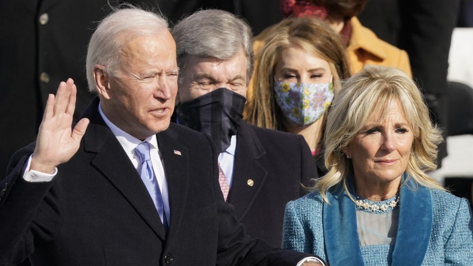 Präsiden Joe Biden neben seiner Frau bei Vereidigung.