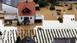 Haus in Dernau ist von Wasser umgeben.
