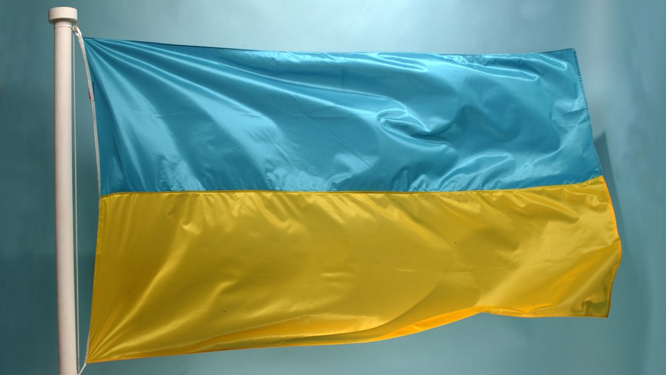 Die Ukrainische Fahne ist horizontal  in zwei Farben geteilt: oben blau, unten gelb.