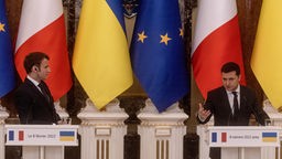 Der französische Präsident Emmanuel Macron und der ukrainische Präsident Wolodymyr Selenskyj bei einer Pressekonferenz.