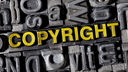 Das Wort 'copyright' in gelben Buchstaben auf grauem Hintergrund.