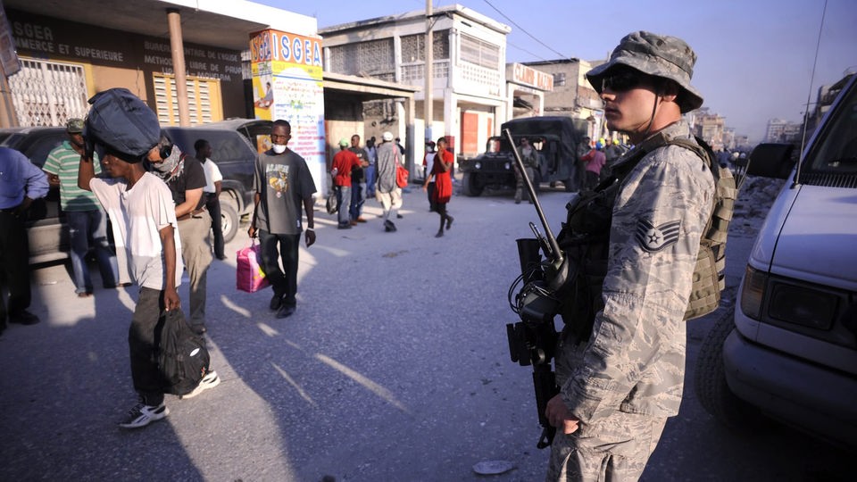 Ein US-Soldat auf Haiti nach dem Erdbeben 2010.