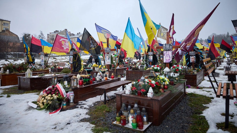 Flaggen und Kerzen auf einem Soldatenfriedhof in Lwiw.