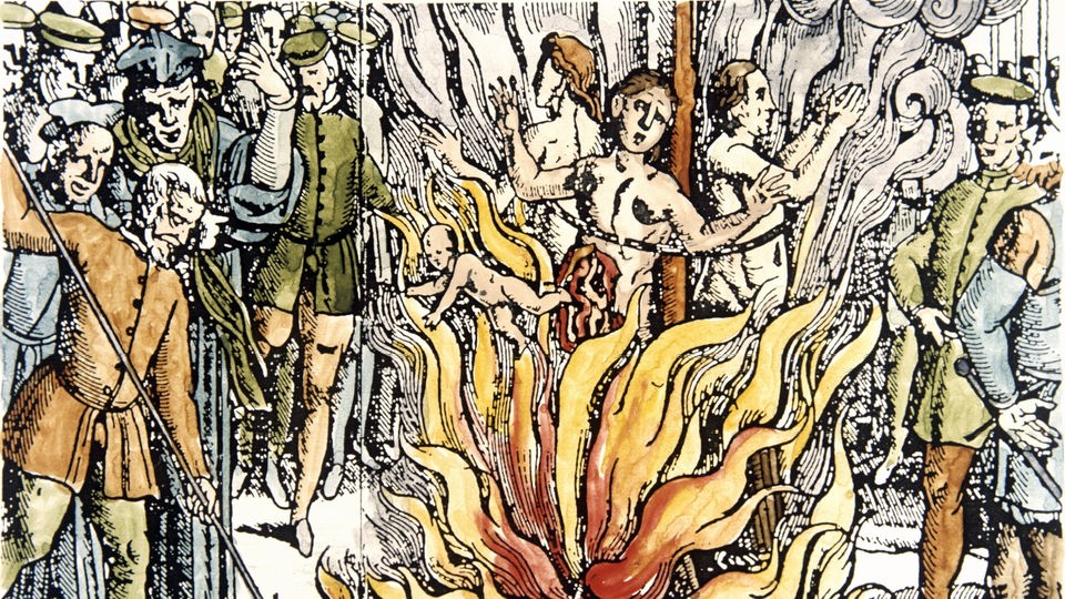 Colorierter Holschnitt zeigt zwei Frauen, die auf dem Scheiterhaufen verbrannt werden.