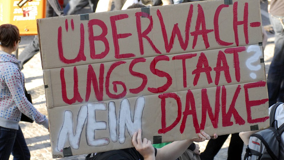 Plakat auf einer Demonstration mit dem Text "Überwachungsstaat? Nein danke".