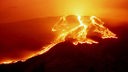 Glühende Lava fließt aus dem Vulkan Ätna.