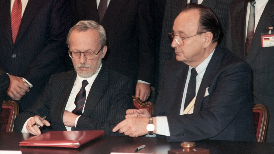 Die Außenminister der BRD und der DDR, Hans-Dietrich Genscher und Lothar de Maiziere unterschreiben den Zwei-plus-Vier-Vertrag.