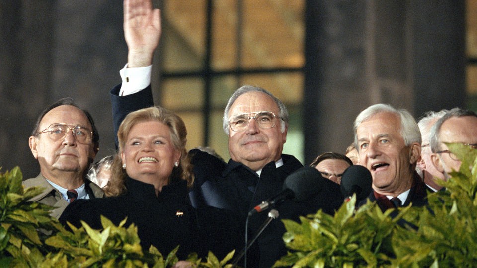 Außenminister Hans-Dietrich Genscher, Frau Hannelore Kohl, Bundeskanzler Helmut Kohl und Bundespräsident Richard von Weizsäcker bei der Feier zur deutschen Wiedervereinigung.