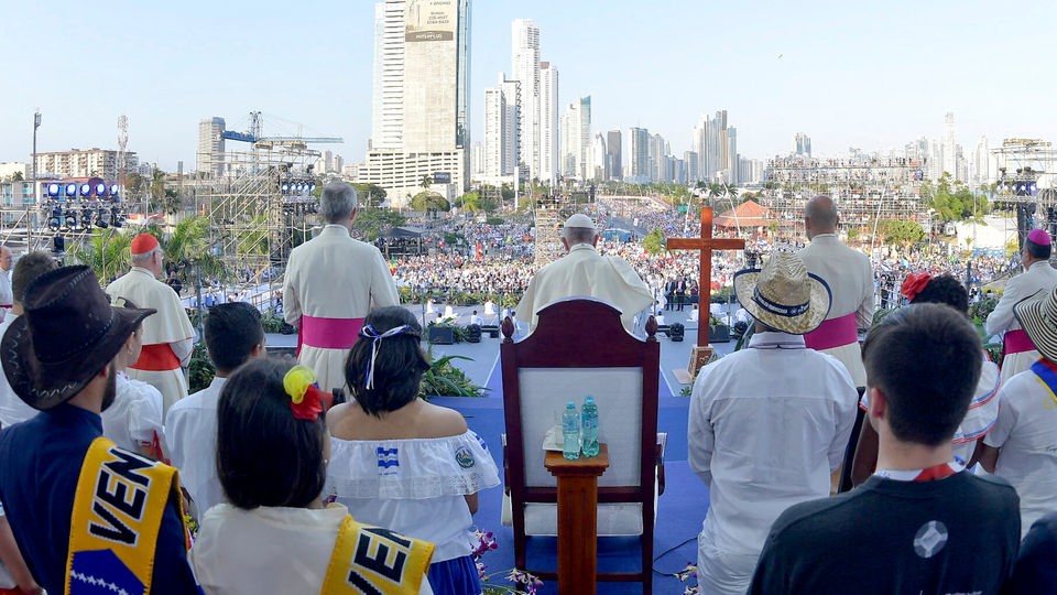 Papst Franziskus hält in Panama eine Messe unter freiem Himmel.