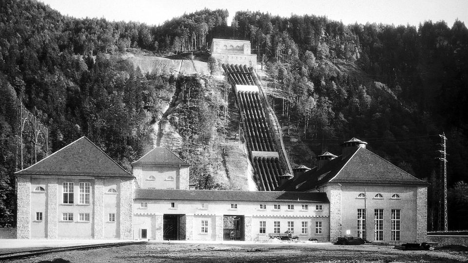 Schwarz-weiß Foto von 1925 zeigt das Wasserwerk Walchensee in Bayern.