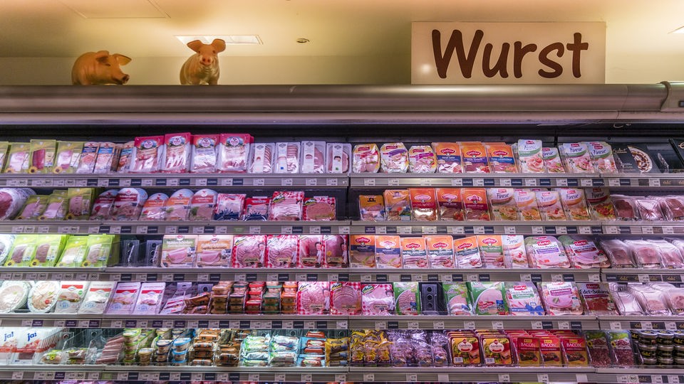 Foto eines Kühlregals mit Wurst in einem deutschen Supermarkt.
