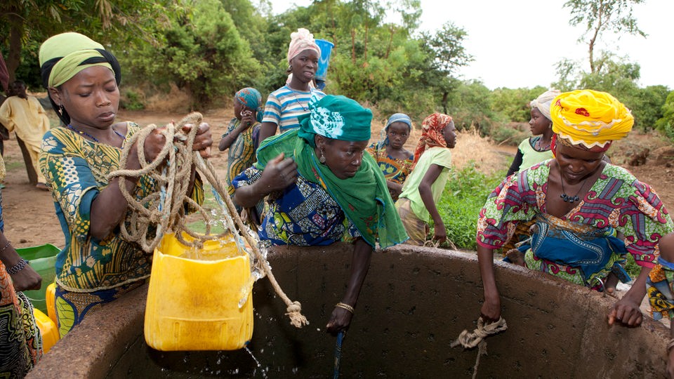 Frauen im Niger an einem Brunnen.