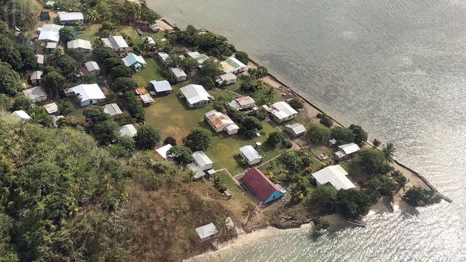 Luftaufnahme des Dorfes Narikoso auf der Fidschi-Insel Onol.
