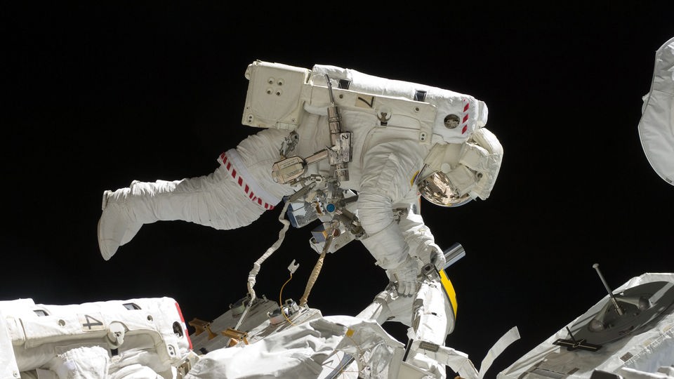 Ein Astronaut arbeitet an der Raumstation ISS.