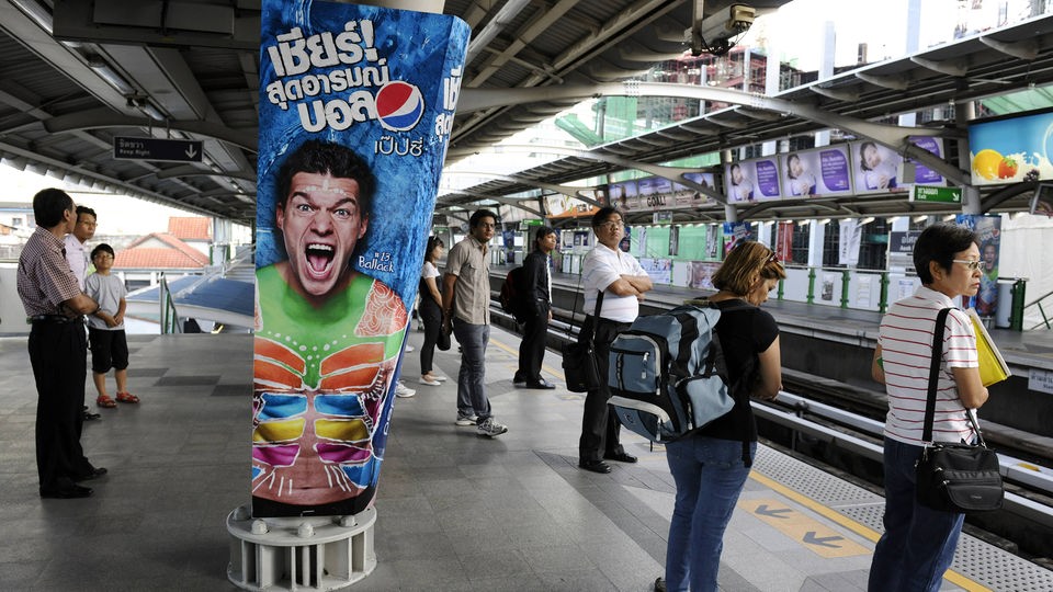 Michael Ballack auf einem großen Cola-Plakat in einem Bahnhof.