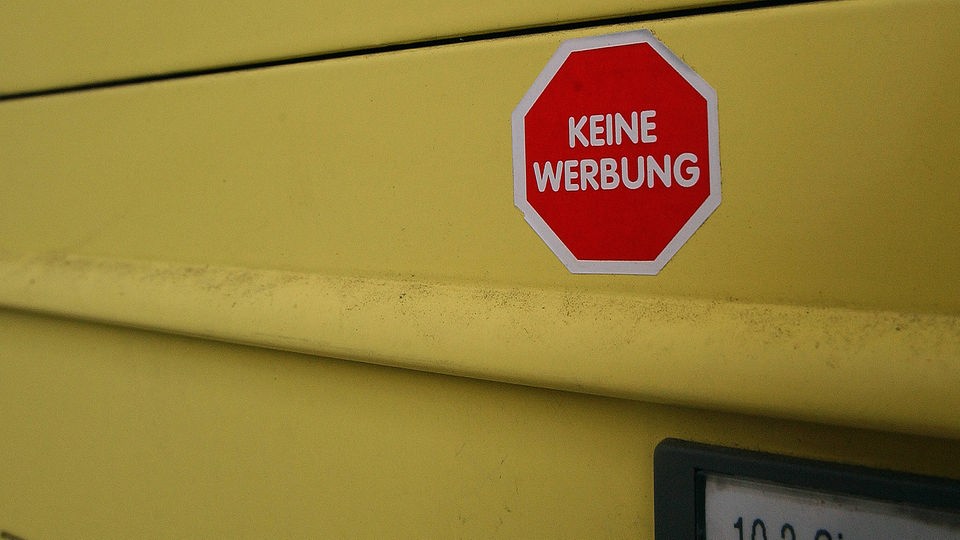 Auf einem Briefkasten klebt ein Stoppschild-Aufkleber mit der Aufschrift 'Keine Werbung'.