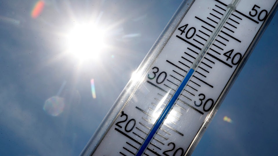 Ein Thermometer zeigt über 30 Grad an.
