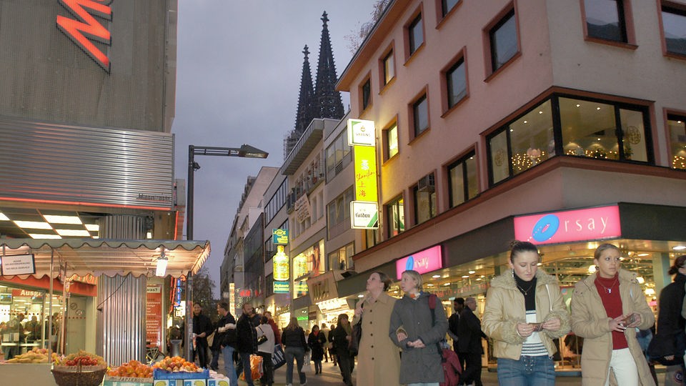 Beleuchtete Einkaufsstraße in Köln.