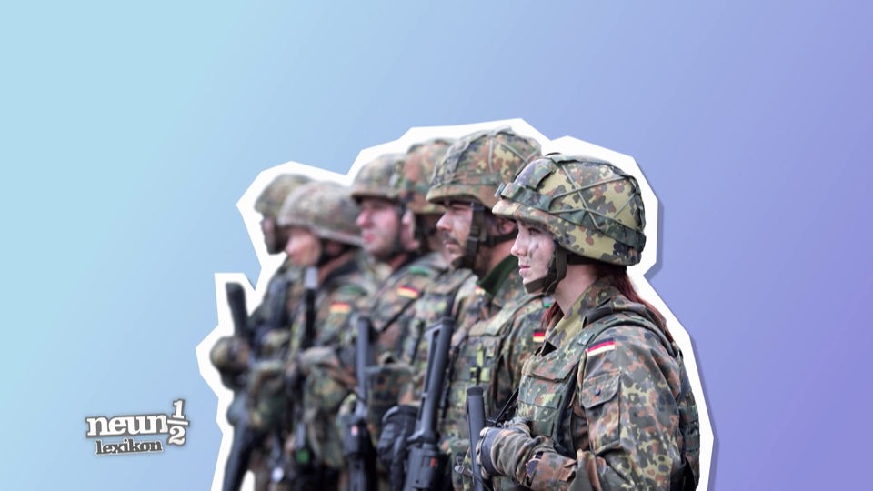 Soldatinnen und Soldaten stehen in einer Reihe vor farbigem Hintergrund.