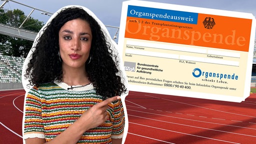Reporterin Tessniem Kadiri steht in einem Leichtathletik Stadion und zeigt auf einen Organspendeausweis.