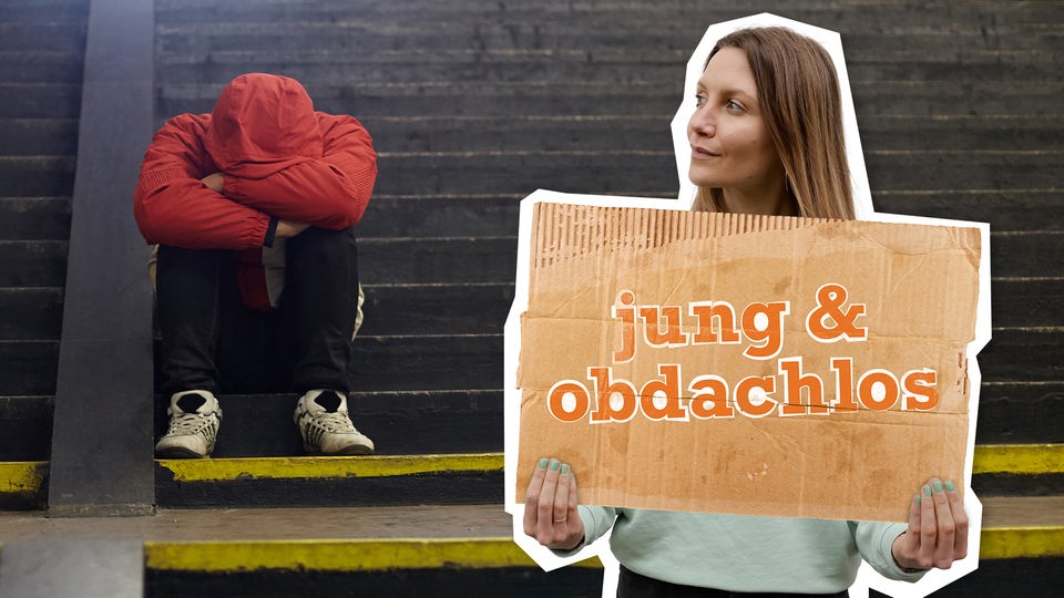 Ein Jugendlicher sitzt auf einer Treppe im öffentlichen Raum und hat den Kopf auf die verschränkten Arme gelegt. Davor ist Reporterin Jana eingeblendet. Sie hält ein Pappschild in der Hand, auf dem der Schriftzug „jung & obdachlos“ eingeblendet ist.