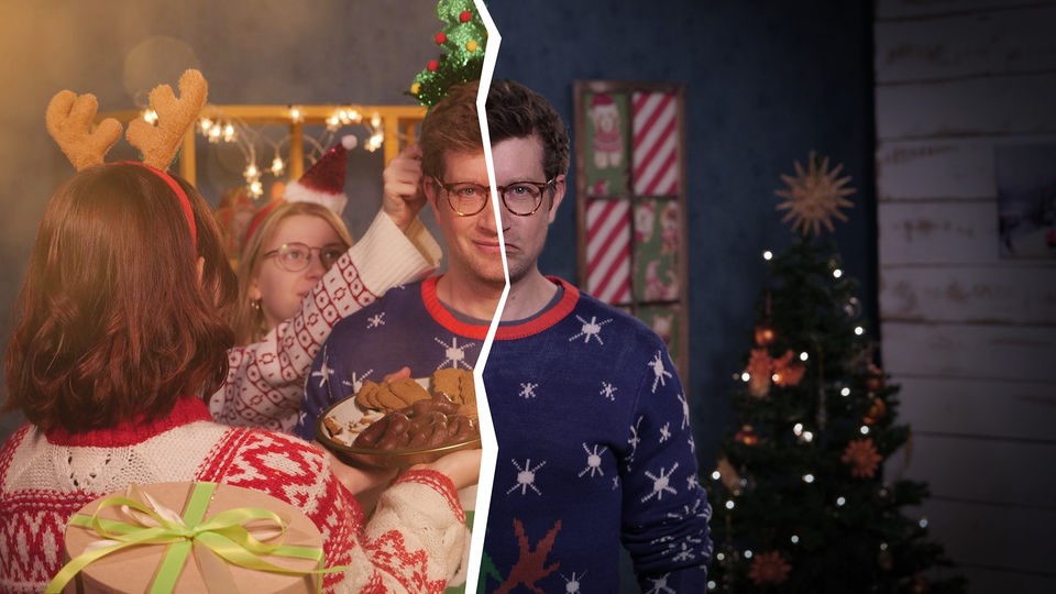 Robert steht mittig, das Bild ist zweigeteilt: Auf der linken Seite herrscht gesellige Weihnachtsstimmung und Robert bekommt Plätzchen und Geschenke angeboten. Rechts wirkt Robert einsam unter dem Weihnachtsbaum.