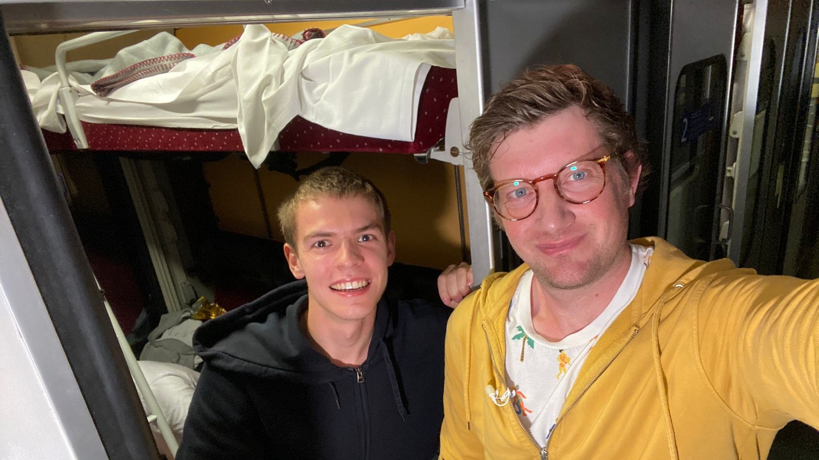 Selfie von Robert mit Mitreisendem in Schlafabteil des Nachtzugs.