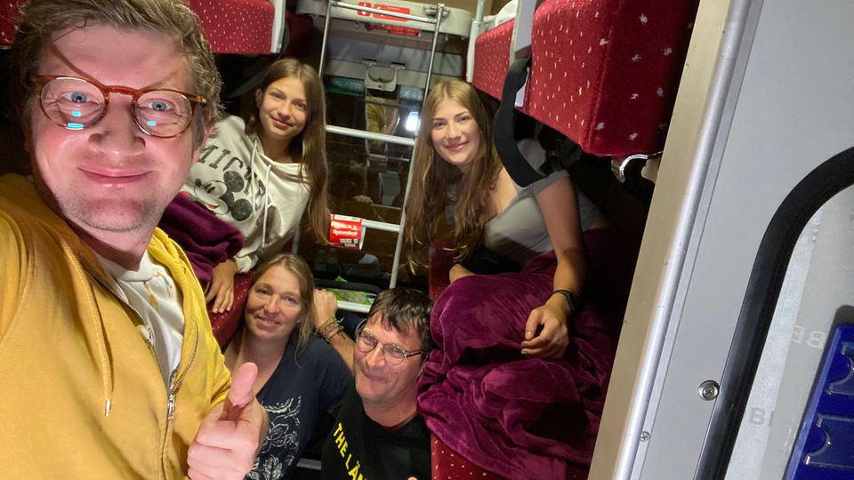 Selfie von Robert in einem Schlafabteil des Nachtzuges. Vier Mitreisende liegen in ihren Etagenbetten.
