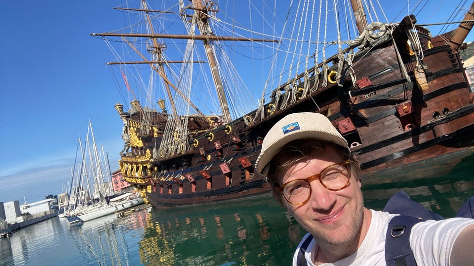 Selfie von Robert vor altem Segelschiff aus Holz.